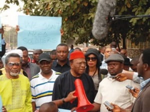 Prof-Ben-Nwabueze-addressing-protesters-at-the-Lagos-State-House-of-Assembly-Lagos-360x270[1]