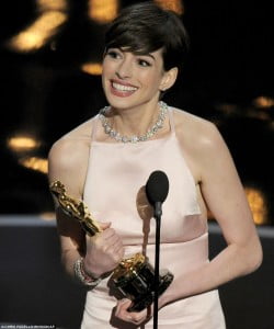 Anne Hathaway_Oscars2013