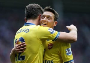 Ozil hugs Giroud at Sunderland