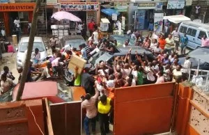 Iyanya mobbed by fans